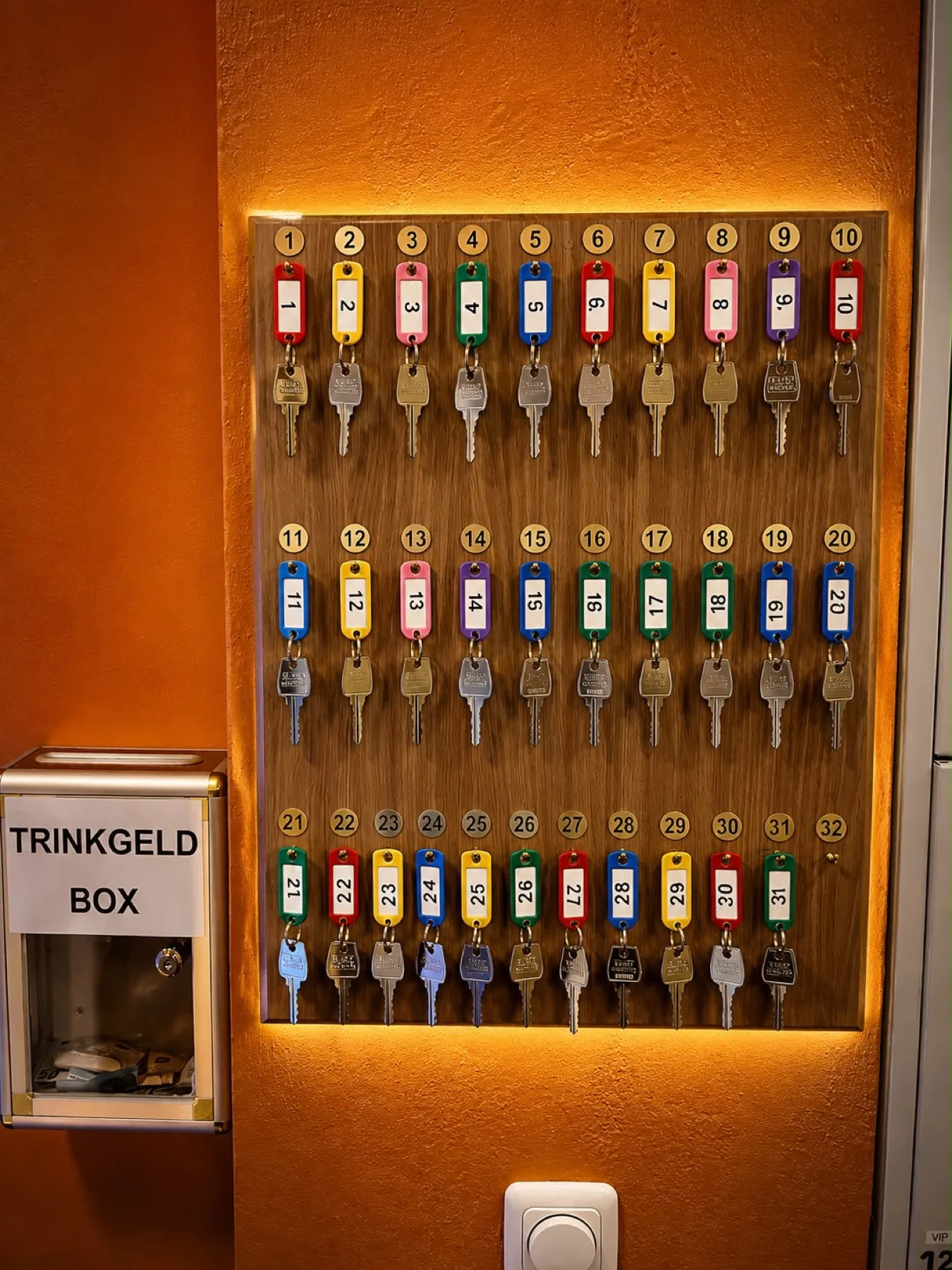 Nummerierte Spindschlüssel an der Garderobe