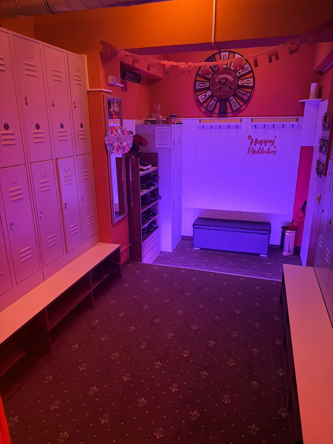 Garderobe mit hellen Spinden