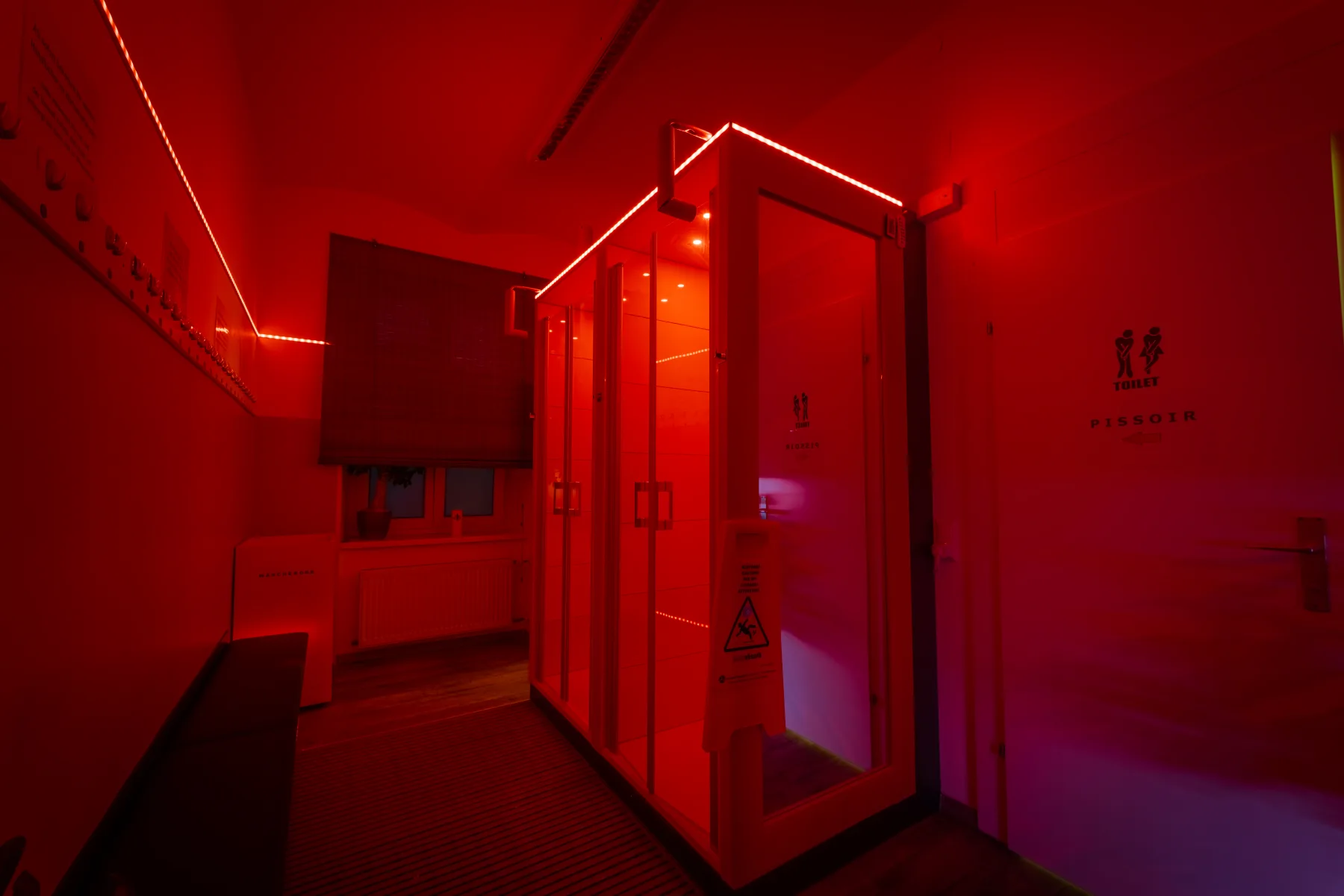 Toiletten- und Duschbereich mit rotem Licht
