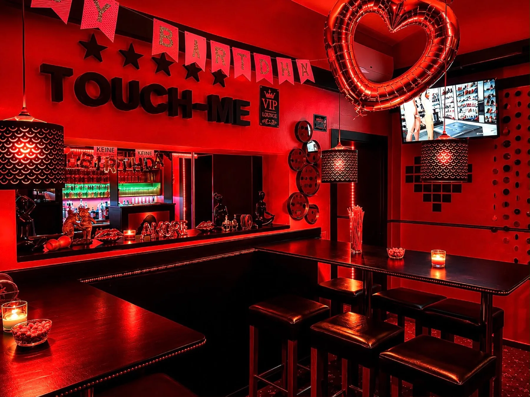 VIP Lounge mit Bar und TOUCH-ME Schriftzug