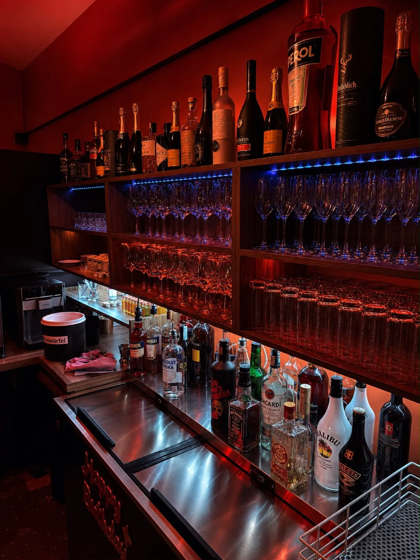 Flur zur Lounge mit Buffet-Wagen