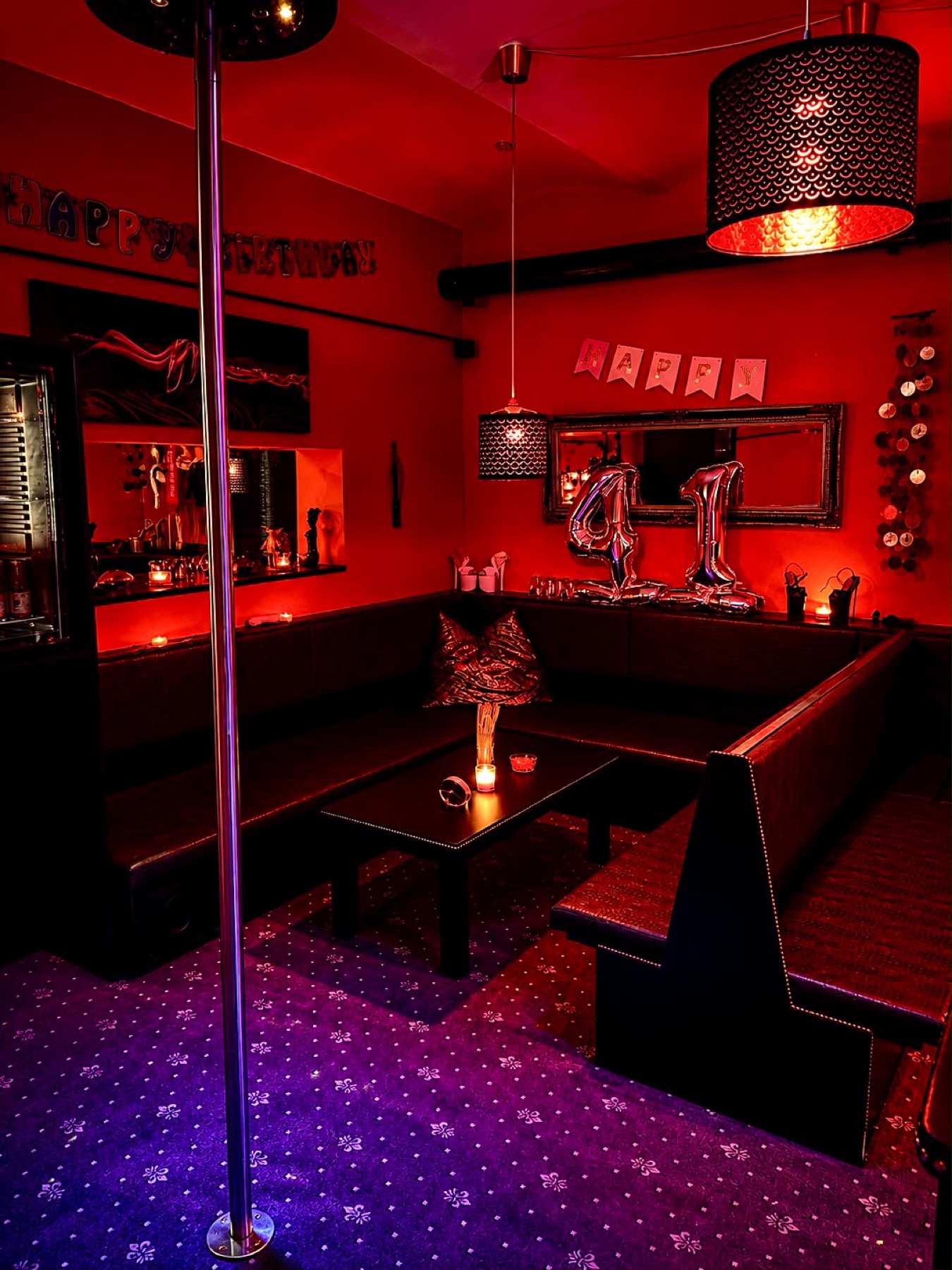 Lounge Sitzecke mit Tanzstange