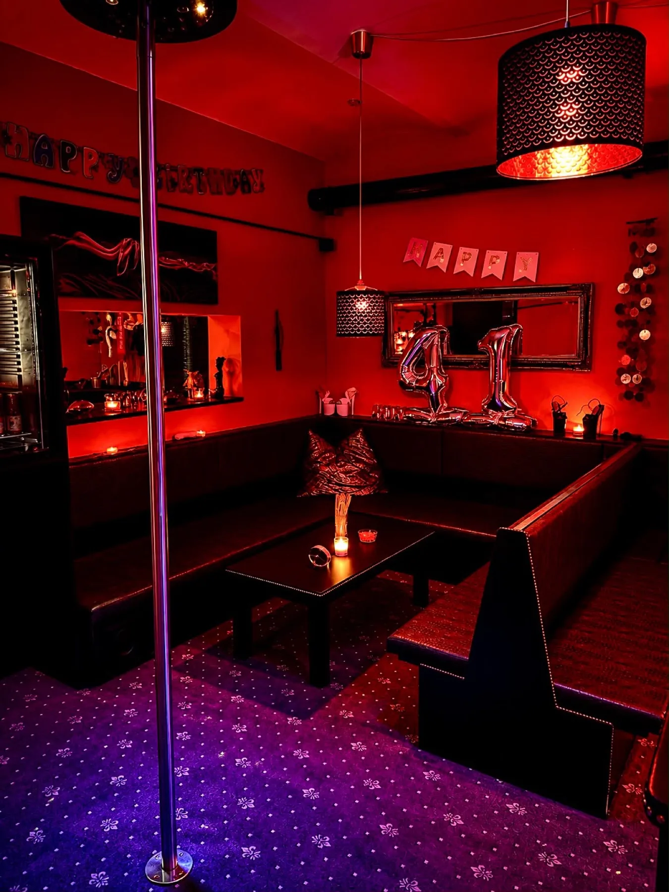 Lounge Sitzecke mit Tanzstange
