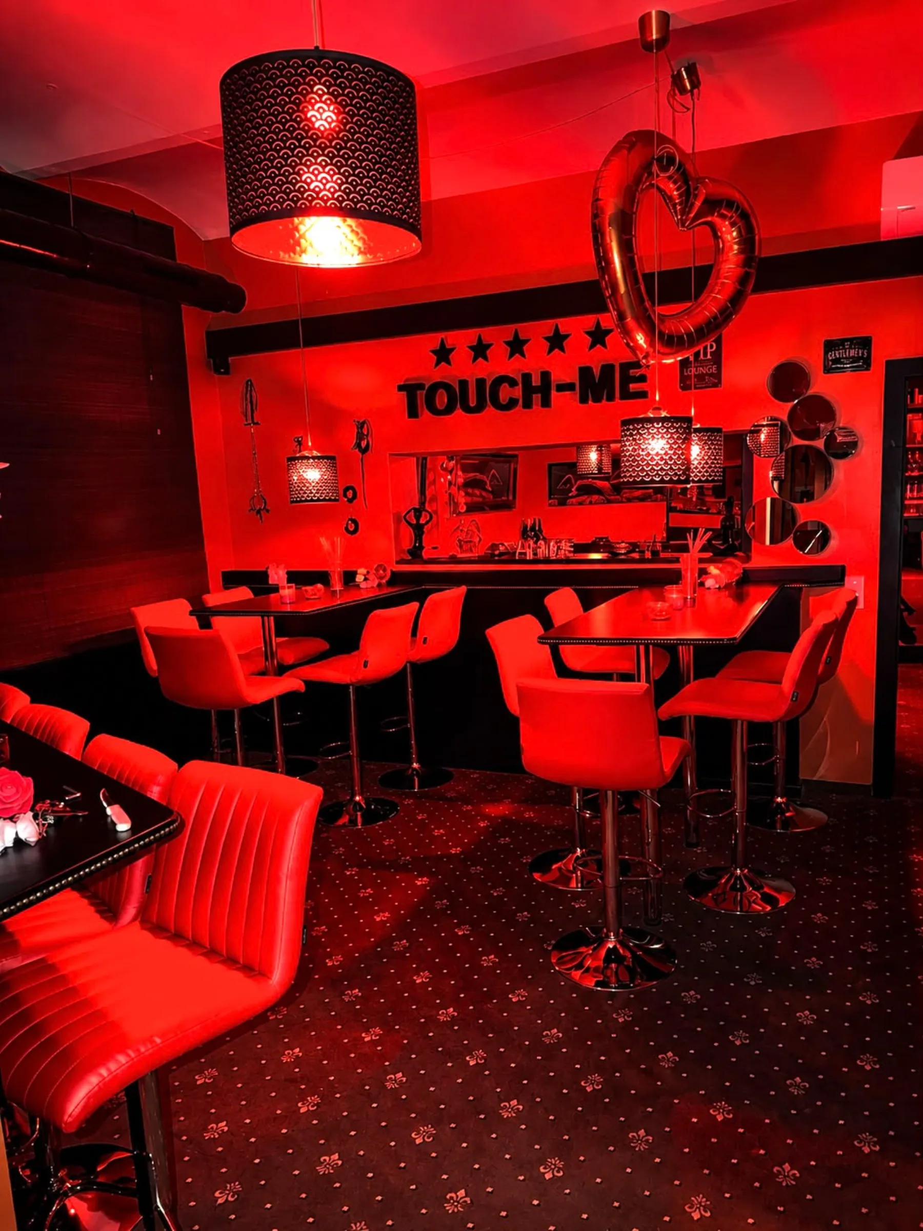 Lounge-Sitzbereich mit TOUCH-ME Schriftzug und Herzballon