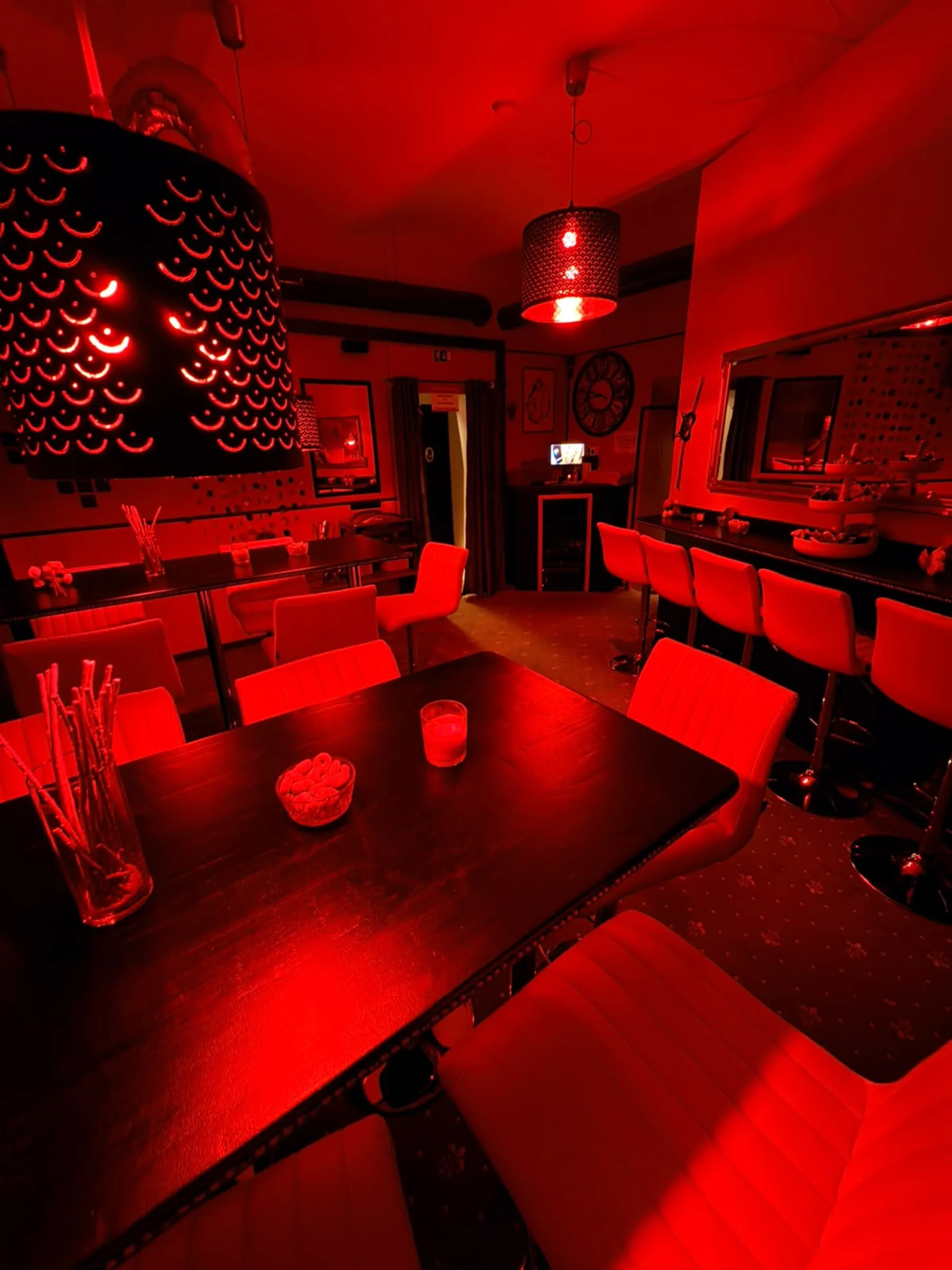 Lounge Sitzecke mit Blick zur Bar und Spiegel