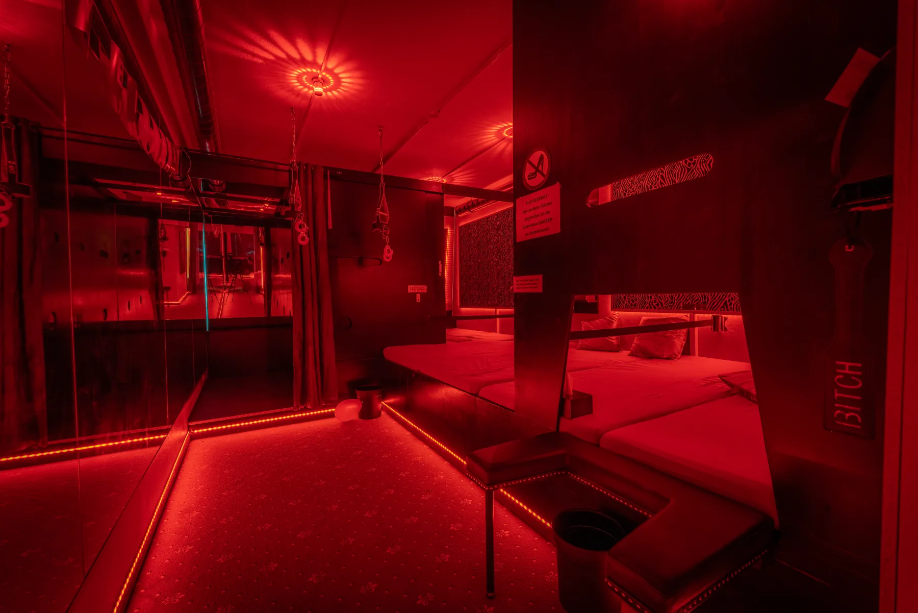 Séparée mit Zebra-Wandbild und LED-Beleuchtung