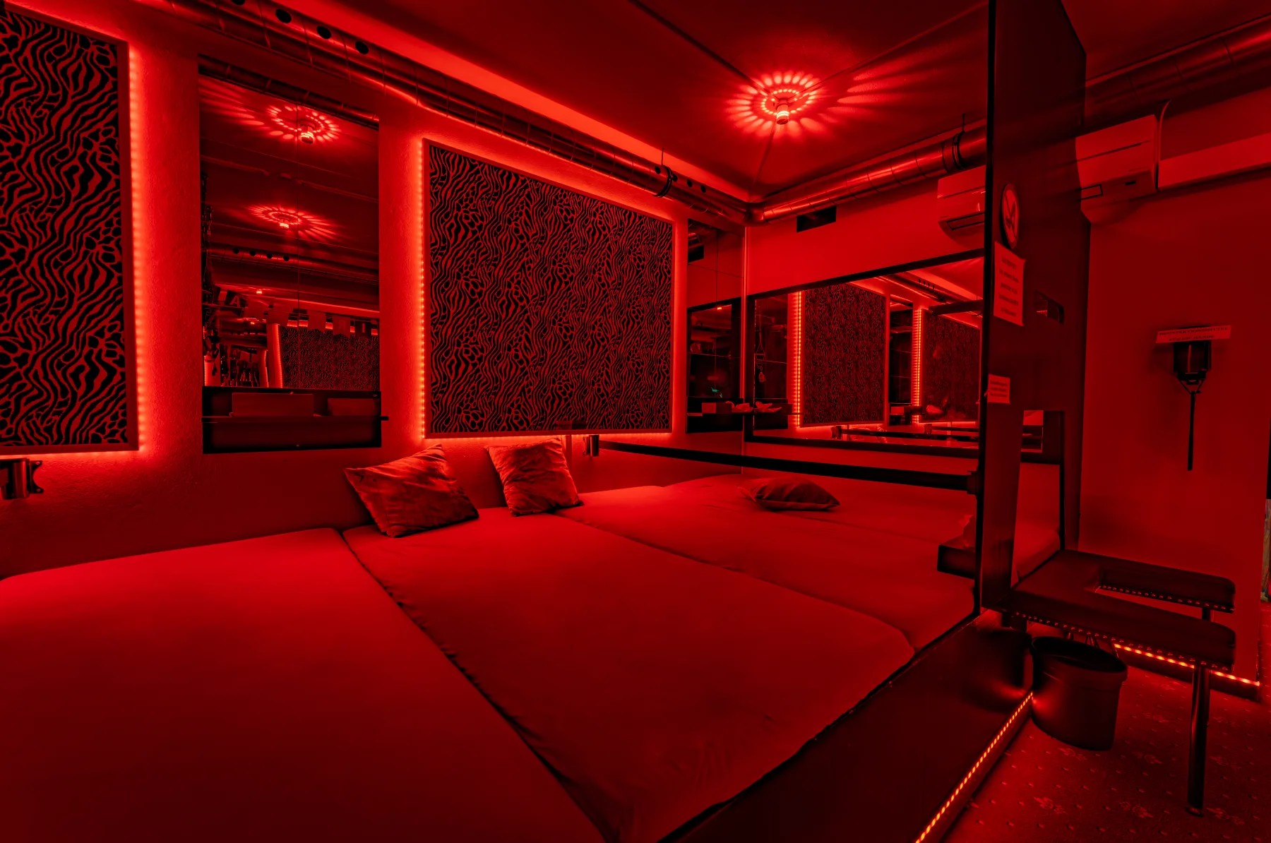 Séparée mit Zebra-Wandbild und LED-Streifen