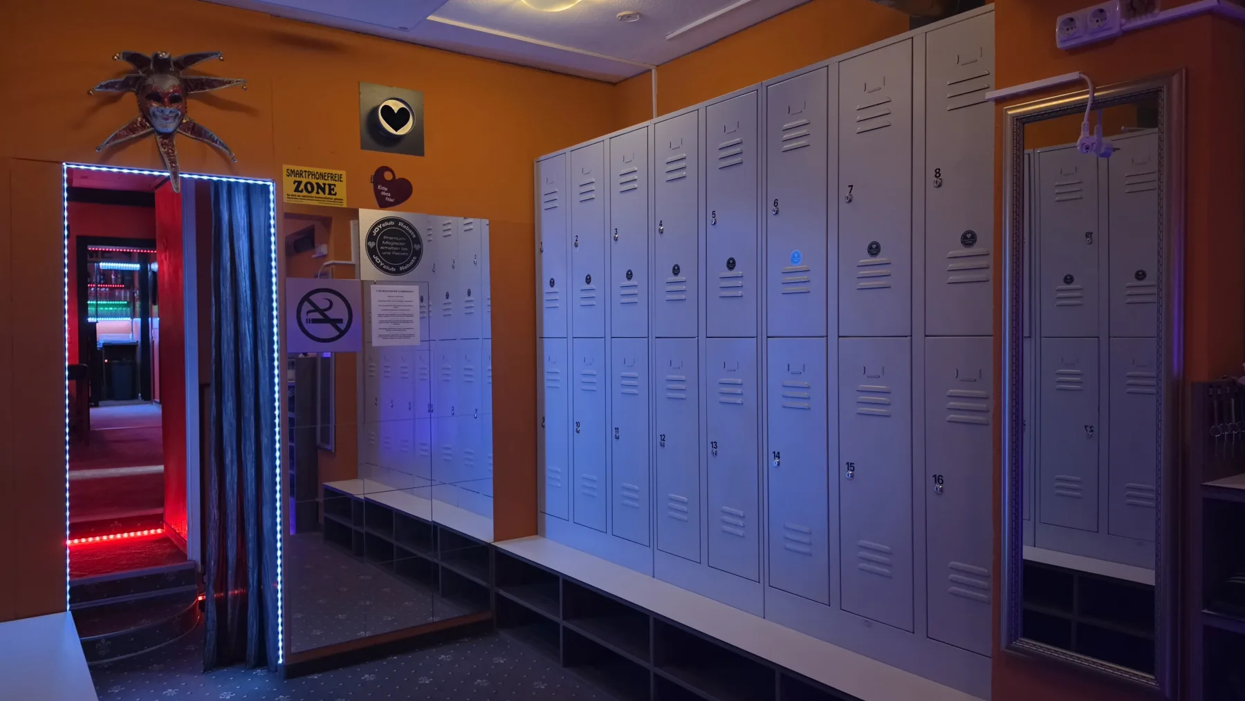 Garderobe mit abschließbaren Spinden